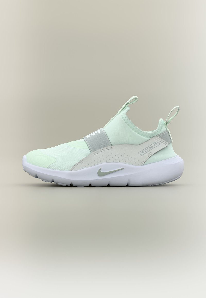 Ανοιχτοπράσινο και γκρι sneaker Nike slip-on με λευκή σόλα, ελαστικό λουράκι στο μέσο του ποδιού και θηλιές στο γλώσσα και τη φτέρνα.
