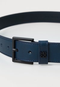 Marineblå lærbælte med en glat overflade, justerbare huller og en mat sort rektangulær spænde med prægede logo accenter.