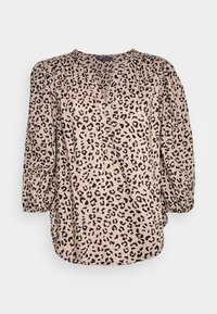 Blus med leopardmönster i beige med svarta prickar. Har en v-ringning, trekvartslånga puffärm och knapprader fram.