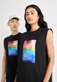 Calvin Klein Jeans BOX GRAPHIC SLEEVELESS UNISEX - Topp - black