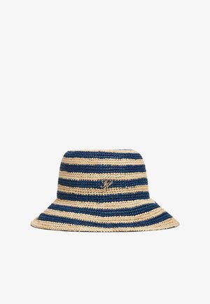 Sombrero tipo bucket tejido a rayas en azul y beige, con un pequeño emblema de logo metálico en la parte frontal.
