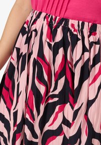 Gonna multicolore con un motivo floreale in tonalità di rosa e blu navy. Presenta una vita elasticizzata e una texture di tessuto plissè.