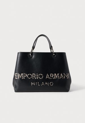 Czarna torba typu tote ze skóry, o wyraźnej, strukturalnej formie, z podwójnymi uchwytami i metalowym logo "EMPORIO ARMANI MILANO", ozdobiona ćwiekami.