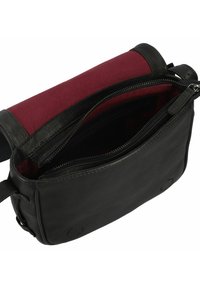 Borsa a tracolla in pelle nera con parte superiore in tessuto bordeaux, dotata di chiusura con zip e scomparti interni per una migliore organizzazione.