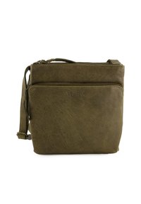 Olivgrüne Leder-Crossbody-Tasche mit einer vorderen Reißverschlusstasche, verstellbarem Tragegurt und eingeprägtem "VENEZIA"-Logo auf der Vorderseite.