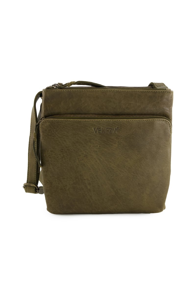 Olivgrüne Leder-Crossbody-Tasche mit einer vorderen Reißverschlusstasche, verstellbarem Tragegurt und eingeprägtem "VENEZIA"-Logo auf der Vorderseite.