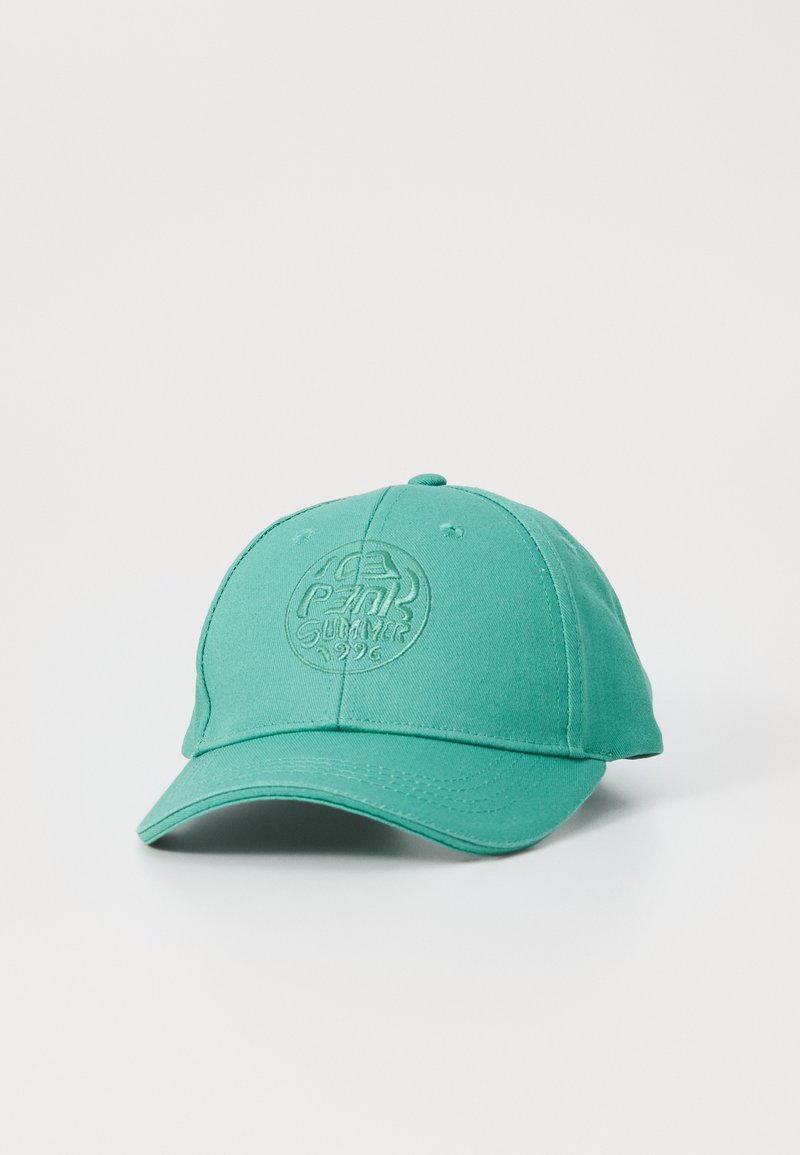 Zöld pamut baseball sapka kerek koronával, ívelt csúccsal és dombornyomott logóval. Simaság, nincs látható minta vagy fémalkatrész.