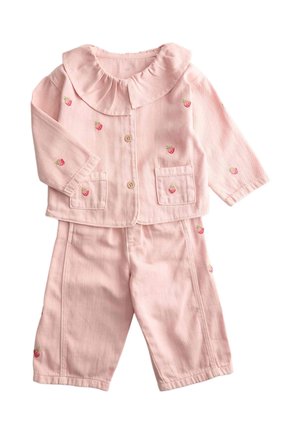 Hellrosa Baby-Outfit mit langärmligem, knöpfbarem Oberteil mit Rüschenkragen, zwei Taschen und kleinen Erdbeeraufdrucken, kombiniert mit passenden Hosen.