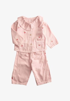 Jasnoróżowy strój dla malucha z długim rękawem i zapinanym na guziki topem z falbankowym kołnierzykiem, dwoma kieszeniami oraz małymi nadrukami truskawek, zestawiony z pasującymi spodniami.