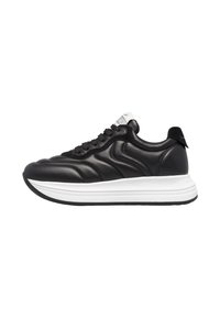 Baskets en cuir noir avec semelle blanche, présentant une texture sur le corps, un devant lacé et un design bas. Agrémentées d'une étiquette logo grise.