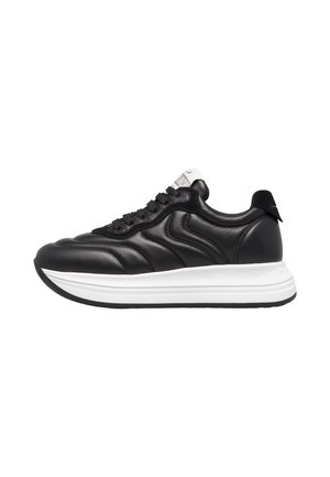 Schwarze Ledersneaker mit weißer Sohle, mit strukturiertem Obermaterial, schnürbarem Frontbereich und niedrigem Design. Mit grauem Logo-Tag akzentuiert.