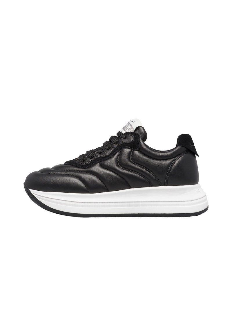 Baskets en cuir noir avec semelle blanche, présentant une texture sur le corps, un devant lacé et un design bas. Agrémentées d'une étiquette logo grise.