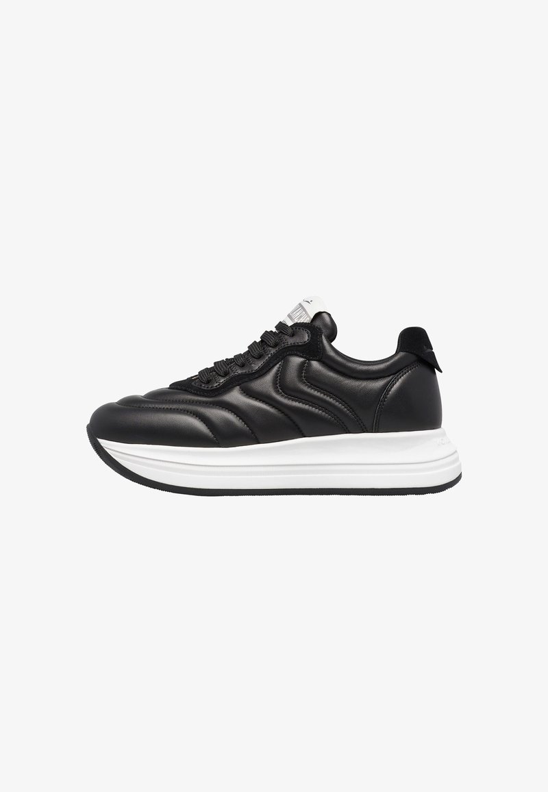 Sneaker in pelle nera con suola bianca, caratterizzata da un corpo testurizzato, chiusura con lacci e design low-top. Accentuata da un'etichetta con logo grigia.