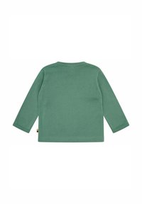 Camicia a maniche lunghe in cotone verde tenue, con scollo a girocollo e texture liscia, dotata di un'etichetta piccola sul lato inferiore della cucitura.
