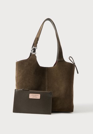 Sac à bandoulière en daim marron avec une pochette zippée en cuir texturé assortie, étiquetée "Coccinelle Authentic Italian Leather."