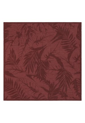 Dybrødt stof med et subtilt tropisk bladmønster i mørkere røde nuancer, der viser forskellige store overlappende blade.