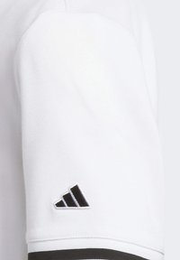 T-shirt de sport blanc à manches courtes, en tissu texturé, avec des accents noirs au niveau des poignets et un logo Adidas noir sur le haut de la manche.