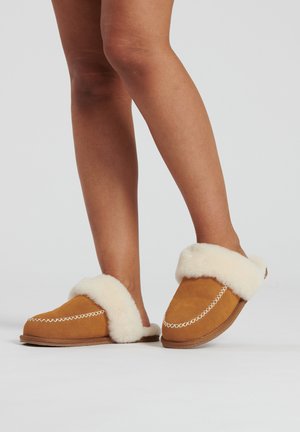 FLUFFY CROSS STITCH - Slippers - tan