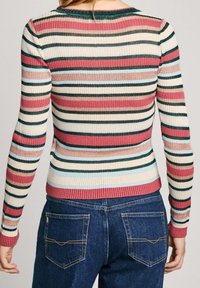 Haut à manches longues côtelé avec rayures horizontales en rose, blanc, bleu et vert. Conçu avec un col rond et une coupe ajustée.