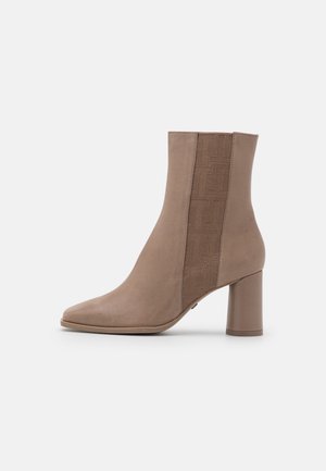 Enkellaarsjes met hoge hak - taupe