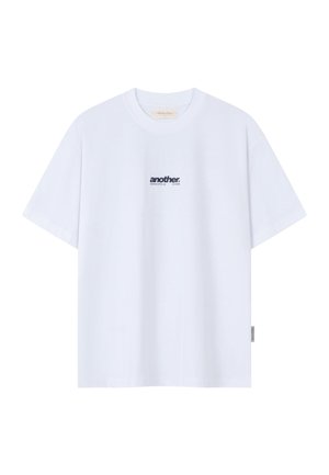 Weißes Baumwoll-T-Shirt mit kurzen Ärmeln und Rundhalsausschnitt, mit dem Wort „another“ in Schwarz, zentriert auf der Brust.