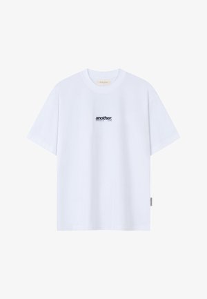 Balta īsroku kokvilnas T-krekls ar apaļu kaklu, uz krūtīm centrā melns uzraksts "another".