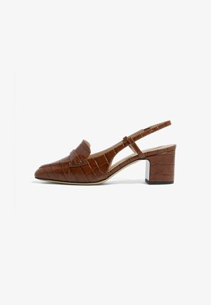 Brun krokodillelæder slingback sko med spids tå, kort blokhæl og sidelufter for et åndbart design.