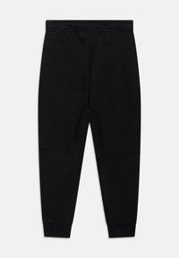 Svarta sweatpants med avslappnad passform, elastisk midja och ribbade ärmslut. Har paneldetaljer på benen för extra stil.