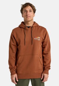 Felpa con cappuccio marrone con tasca a marsupio frontale, cordini neri e logo multicolore sul lato sinistro del petto. Polsini e orlo a costine.