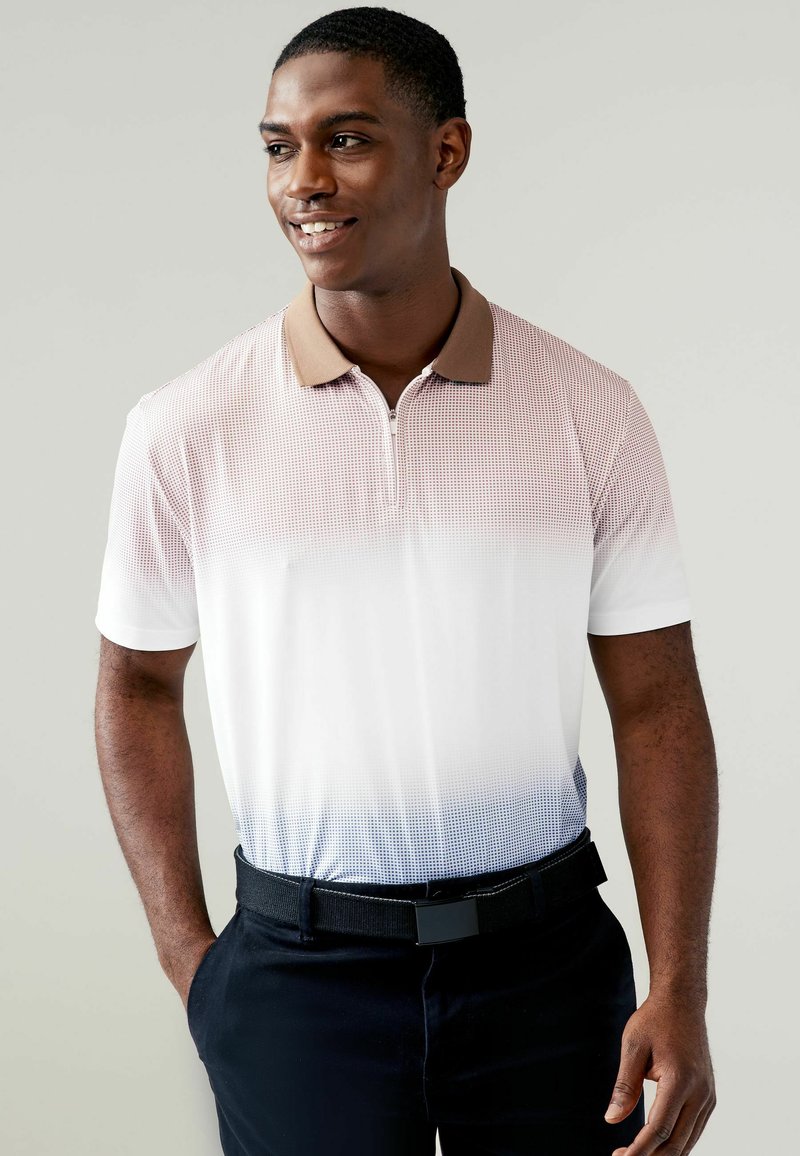 Polo shirt da uomo con colletto, caratterizzato da un design a gradiente che passa dal rosa chiaro al bianco fino al blu scuro, e modelli testurizzati nella parte superiore.