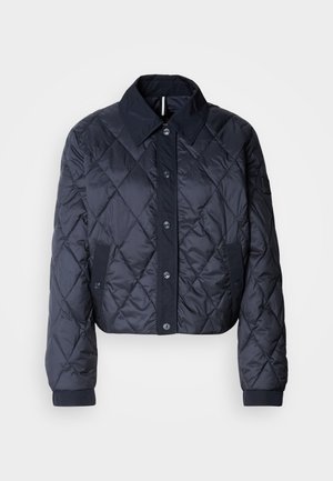 Marineblauwe gewatteerde jas met een grote kraag, knopen vooraan en elastische manchetten. Heeft diagonale stiksels en zijzakken. Zachte, gladde textuur.