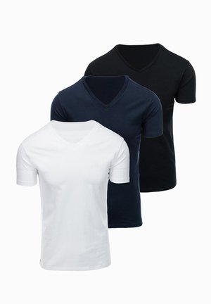 Trois t-shirts à manches courtes unis avec col en V en blanc, bleu marine et noir, présentés superposés sur un fond blanc.