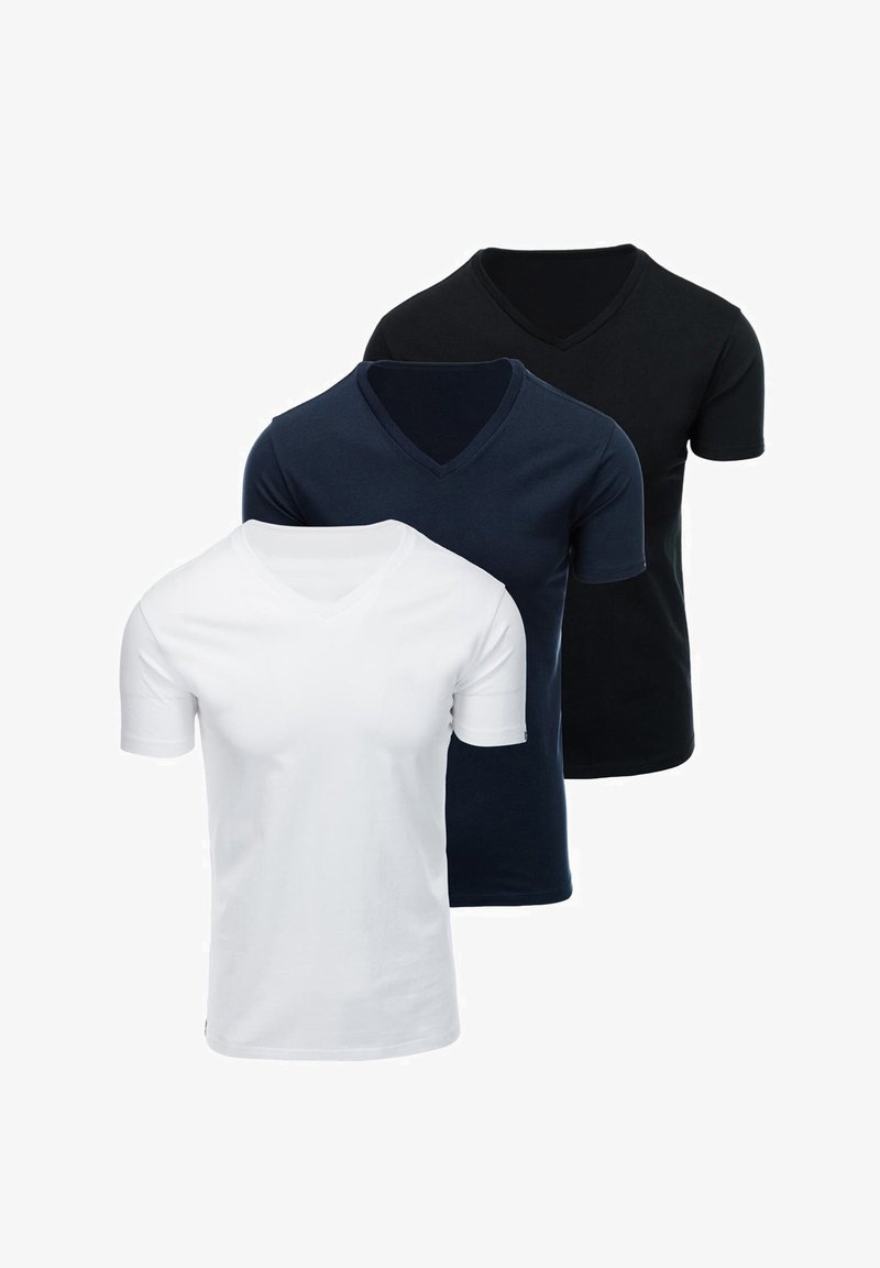 Tre magliette semplici a maniche corte con scollo a V nei colori bianco, blu navy e nero, esposte sovrapposte su uno sfondo bianco.