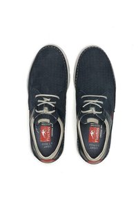 Scarpe in suede blu navy con tomaia perforata, accenti crema e lacci beige. Presentano una soletta imbottita e un'etichetta rossa con il marchio all'interno.