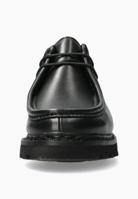 Chaussure en cuir noir avec une texture lisse, bout rond, laçage central et une semelle en caoutchouc noir durable pour une traction et une adhérence.