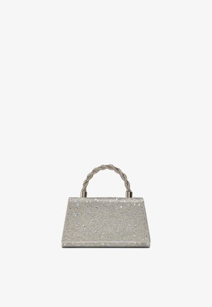 Kleine zilveren handtas in trapeziumvorm, ingelegd met kristallen, voorzien van een gedraaide gevlochten bovengreep en metalen bevestigingen.