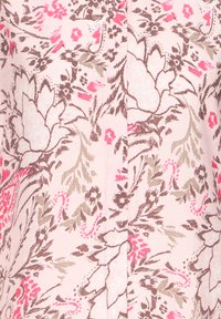 Patrón de tela floral con grandes flores de color rosa pálido, tallos y hojas marrones, y pequeños acentos de color rosa brillante sobre un fondo rosa claro.