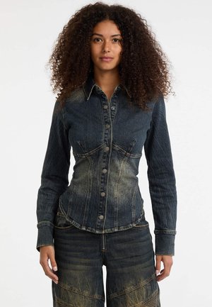 Denim shirt met een slim fit ontwerp, donkerblauwe kleur, knoopsluiting aan de voorkant, gebogen zoom en contrasterende lichte vervaging details op de borst.