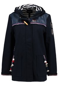 Marinblå huvtröja med randig huva, läderaxlar, framknäppning med snodd och dragkedja, fackfickor och röda, vita och blå tofsdetaljer.