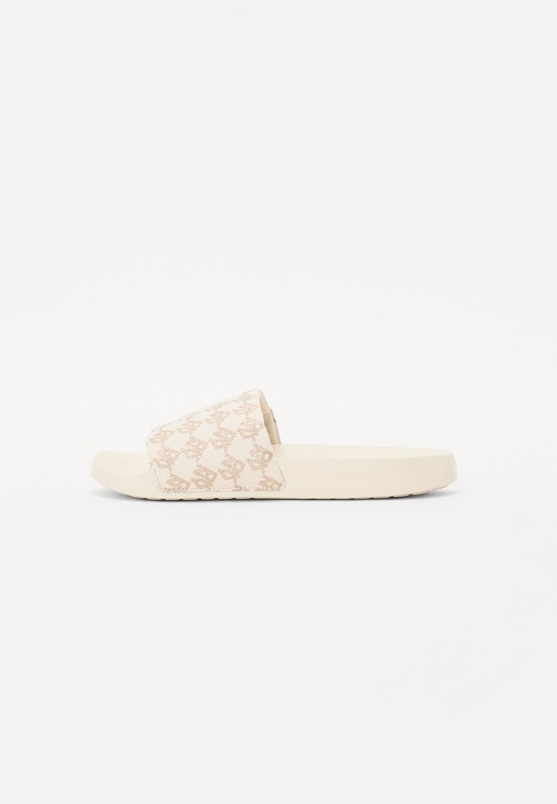 Sandália de slide bege com uma faixa larga e um padrão de monograma subtil. Material suave com uma palmilha texturizada e uma sola plana de borracha.