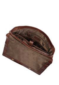 Borsa in pelle e tessuto marrone con un'ampia apertura, caratterizzata da molteplici scomparti interni, dettagli con logo e una texture liscia al tatto.