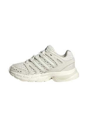 Weißer Sportschuh mit Mesh-Obermaterial, mehreren seitlichen Riemen, gepolsterter Sohle und abgerundetem Zehenbereich, von der Außenseite gezeigt.
