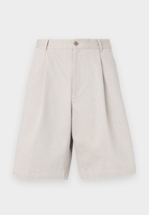 Vaaleanharmaat pellavaiset shortsit, joissa on leveä lahkeen muotoilu, edessä nappikiinnitys ja hienovaraiset laskokset lisäämään tekstuuria.