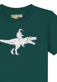Donkerblauwe T-shirt met een witte afbeelding van een astronaut die op een T-rex rijdt, met gedetailleerde lijnen die beide figuren weergeven.