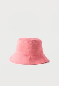 Ροζ βαμβακερό καπέλο τύπου κάδου με φαρδύ, χαλαρό γείσο και απαλό υφή. Διαθέτει διακριτικές ραφές κατά μήκος του γείσου και της κορυφής.