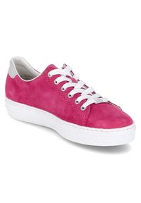 Rosa Wildledersneaker mit weißen Schnürsenkeln, silbernem Fersenelement und weißer Gummisohle mit strukturiertem Grip. Abgerunde Zehenform und nahtloses Design.