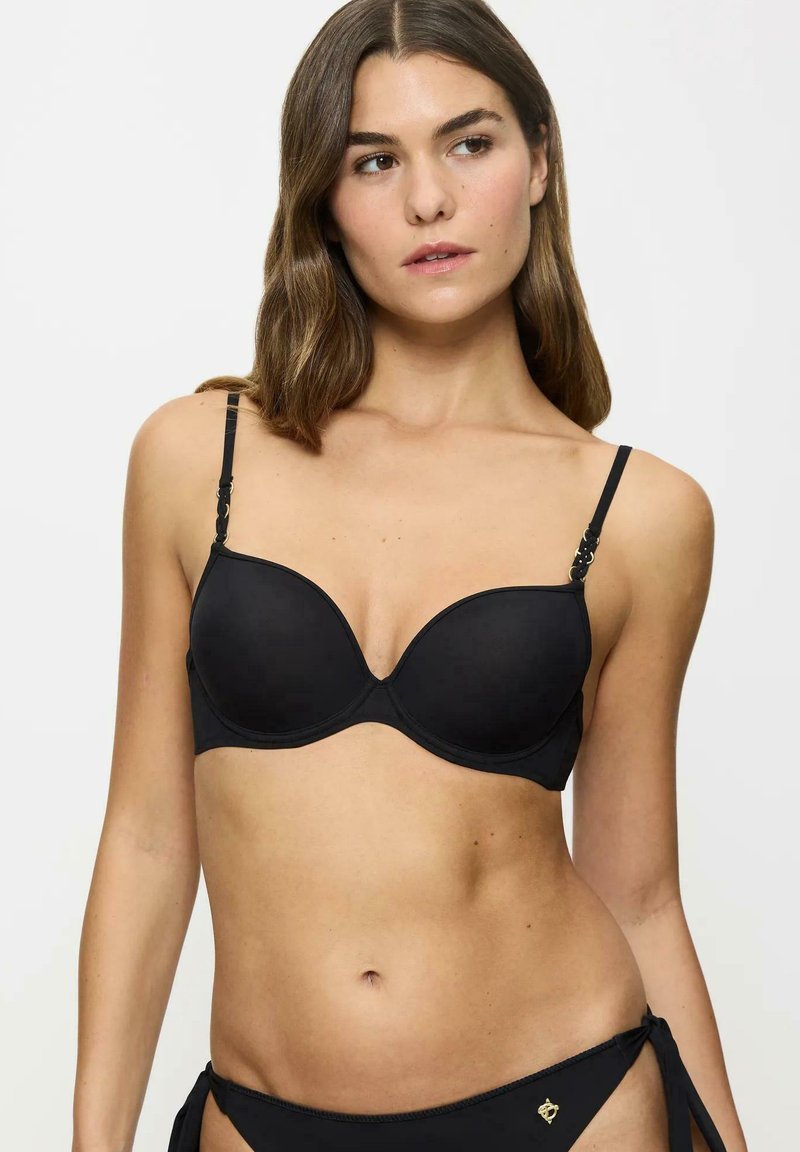 Czarna biustonosz push-up z gładkiego materiału, z regulowanymi ramiączkami i zapięciem z przodu. Posiada bezszwowy design i umiarkowane krycie.