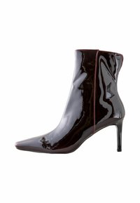 Skinnende sorte ankelstøvler med spids tå, slank høj hæl og kontrasterende rød syning langs sømmen. Glat, skinnende lakfinish.