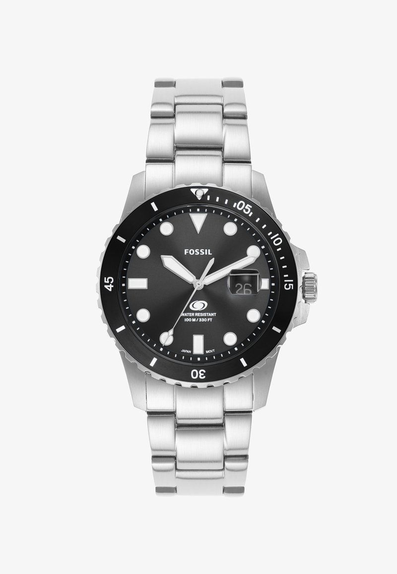 Zilveren roestvrijstalen horloge met een zwarte wijzerplaat, lichtgevende uurmarkeringen en een datumschijf. Kenmerkt zich door een draaibare bezel en een schakelarmband.