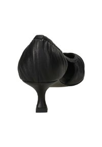 Scarpa nera con tacco alto e punta arrotondata, realizzata in pelle liscia, con una texture arricciata sul retro e un sottile tacco a stiletto.